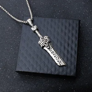Collier avec pendentif épée vintage en acier inoxydable et runes nordiques sur fond noir