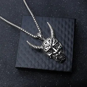Hannya-Maskenanhänger aus poliertem Edelstahl mit Boxkette auf schwarzer Geschenkbox