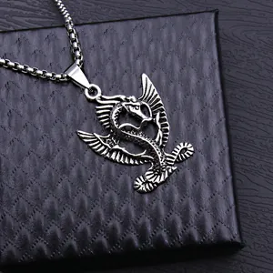Collana con ciondolo a forma di drago vintage in acciaio inossidabile su scatola regalo