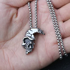 Collana punk con ciondolo a teschio in acciaio inossidabile mostrata nel palmo della mano