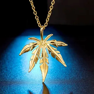 Détails du pendentif feuille d'érable dorée avec une chaîne fine de haute qualité