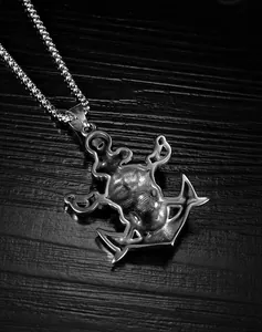 Détail macro du pendentif ancre nautique avec design torse musclé sur chaîne en acier