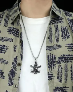 Détail du collier ancre vintage avec crâne de pirate et épées sur une chaîne à billes