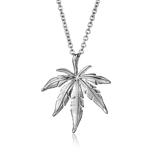 Collier avec pendentif feuille d'érable argentée polie avec détails sur fond blanc