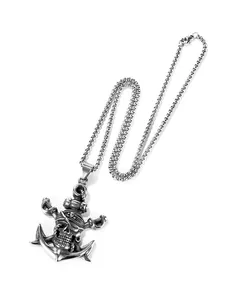 Détail d'un pendentif pirate avec crâne, ancre et épées croisées en finition argent rétro