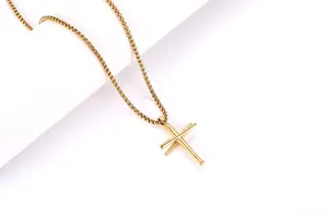 Macro-opname van gouden honkbalknuppel kruishanger met een gepolijste box ketting