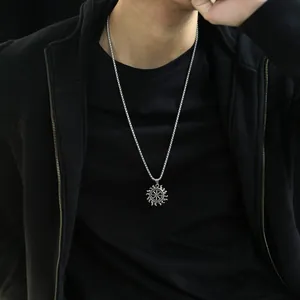 Detailopname van herenketting van roestvrij staal met Slavische Kolovrat zonnehanger