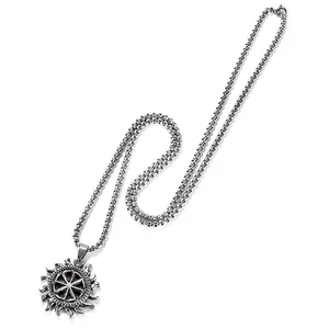 Macro-opname van zonnehanger met Kolovrat-symbool op een vintage stalen ketting