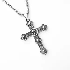Collana gotica retrò con pendente a croce in acciaio inossidabile e teschio a rilievo