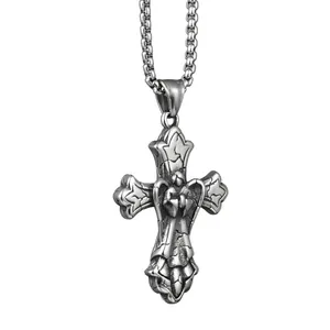 Collier croix vintage en acier avec relief ange en prière et texture de pierre