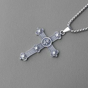 Collana a croce in acciaio al titanio gotico con teschio a rilievo e motivi floreali