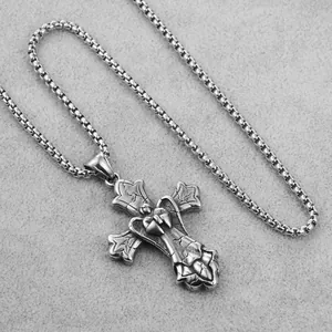 Collier croix hip-hop rétro en acier inoxydable avec ange et détails de texture roche