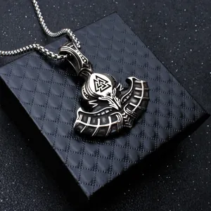 Makroaufnahme von Wikinger-Thorshammer-Anhänger mit Valknut-Symbol auf Leder