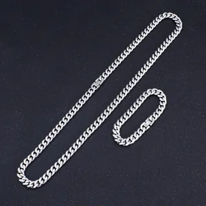 Passendes Set aus polierter silberner Panzerkette und Armband auf strukturiertem Grund