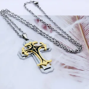 Collar con colgante de cruz de tres capas con detalles en dorado y negro sobre plumas