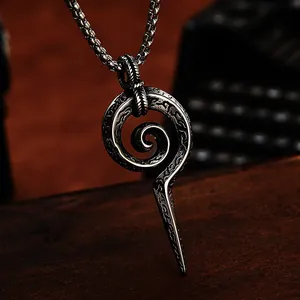 Pendentif totem punk en argent vintage avec sceptre serpent sur fond de bois