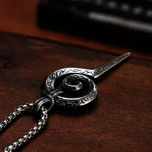 Vue macro détaillée du pendentif serpent en acier inoxydable rétro avec chaîne box