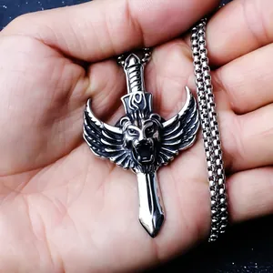 Pendente testa di leone punk con ali e spada su catena box in acciaio argento