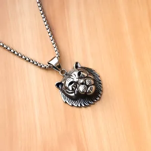Collana con ciondolo a testa di tigre vintage in acciaio inossidabile su legno