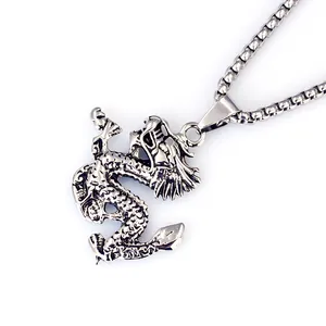 Collana con pendente a forma di drago in argento vintage stile punk con dettagli in rilievo