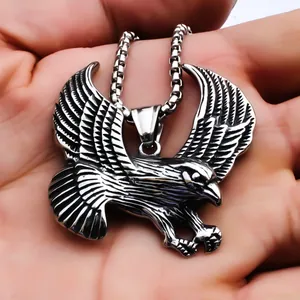 Detailopname van de adelaarhanger met fijne verentextuur op roestvrijstalen ketting