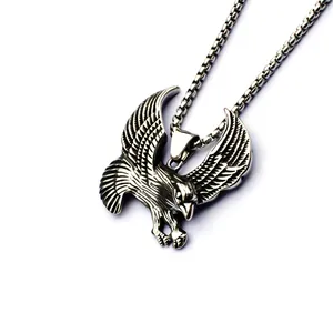 Vintage zilveren adelaar hanger ketting met gedetailleerde veren aan een box ketting