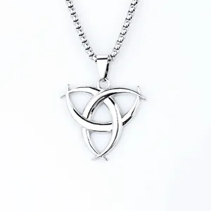 Dettaglio della collana con ciondolo Triquetra in acciaio inox con catena a maglie