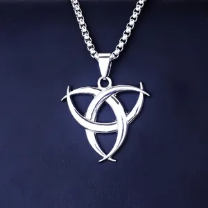 Macro del ciondolo Triquetra argento su catena a scatola su sfondo in pelle scura