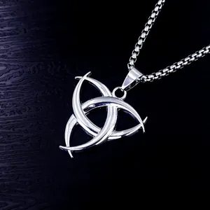 Collana con ciondolo Triquetra in acciaio inossidabile e catena box su fondo scuro