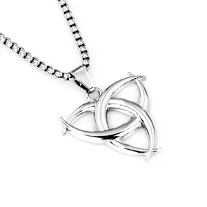 Dettaglio del ciondolo a nodo celtico triquetra in acciaio inossidabile argento