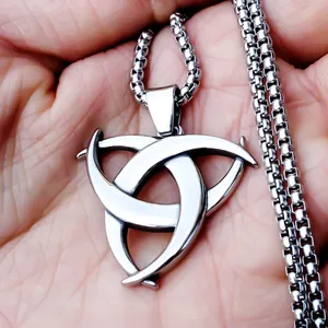 Macro del ciondolo a nodo celtico Triquetra in acciaio inossidabile spazzolato con catena