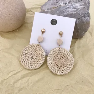 Minimale Bohème-Rattan-Ohrringe mit Goldsteckern und quadratischen Holzperlen