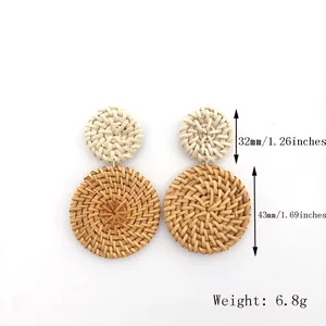 Detailoverzicht van handgemaakte rotan oorbellen met maten 32mm en 43mm voor vakantie