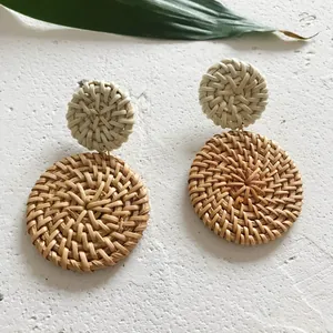 Detail van bohemien rotan oorbellen met dubbele ronde geweven houttexturen