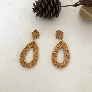 Handgefertigte Boho-Rattan-Ohrringe in Tropfenform mit natürlichem Geflecht-Finish