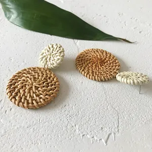 Detailopname van handgemaakte dubbele ronde rotan oorbellen voor een strandvakantie