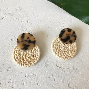 Boho-Rattan-Ohrringe mit Leoparden-Harzsteckern und gewebtem Stroh-Anhänger auf Weiß