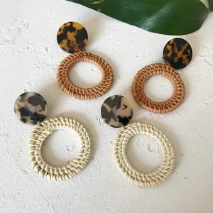 Details von böhmischen Rattan-Ohrringen mit Leopard-Harz und natürlicher Grasstruktur