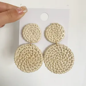Detail van handgemaakte dubbele cirkel rotan hangorbellen met geweven textuur voor strand