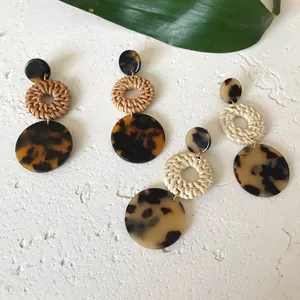 Handgefertigte Rattan-Ohrringe mit Leoparden-Resin im Boho-Stil für den Sommerlook