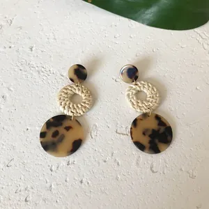 Böhmische Rattan-Ohrringe mit Leoparden-Resin-Elementen in runder geometrischer Form