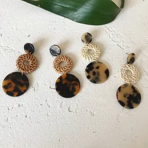 Detailaufnahme von böhmischen Rattan-Ohrhängern mit Schildpatt-Harz und geometrischen Kreisen