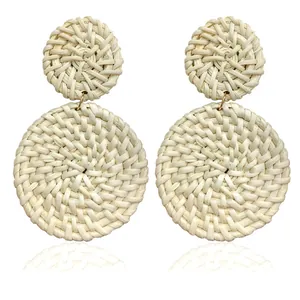 Handgemaakte crèmekleurige rotan oorbellen met dubbele cirkel voor de ideale strandlook