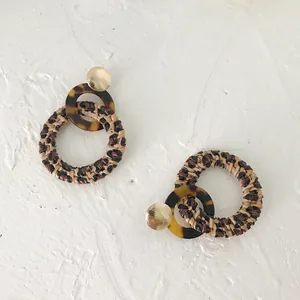 Bohemian oorbellen met luipaardprint, acryl ringen en goudkleurige metalen schijfjes