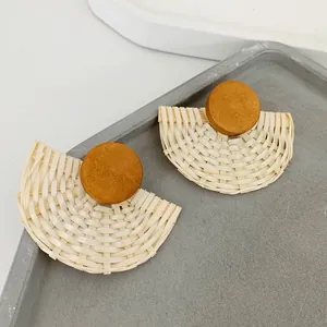 Detail von böhmischen gewebten Fächerohrringen mit Naturholzscheibe und Strohtextur