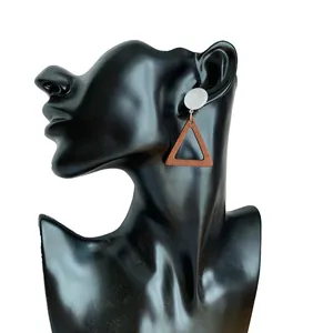Detail von geometrischen hohlen Dreieck-Ohrringen an einer schwarzen Schaufensterpuppe