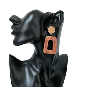 Pendientes largos asimétricos de madera de estilo vintage con detalles metálicos