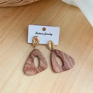 Pendientes asimétricos de madera en forma de triángulo con detalles dorados