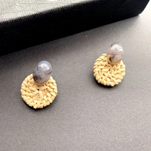 Retro marmeren hars en handgeweven rotan oorbellen met grijs en houtnerf ontwerp