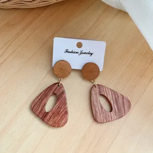 Pendientes retro geométricos de madera en forma de triángulo con textura de madera café